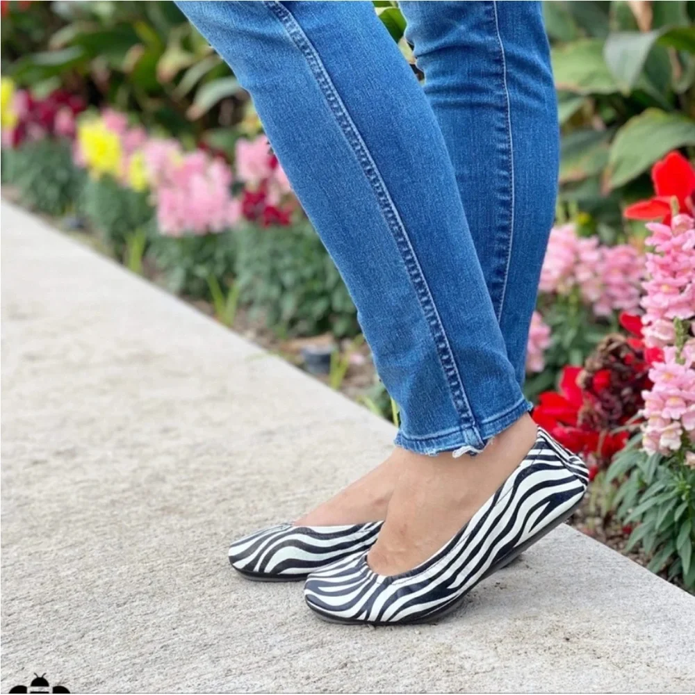 THE STOREHOUSE FLATS Stylish Zebra Print Flats SZ 7 new